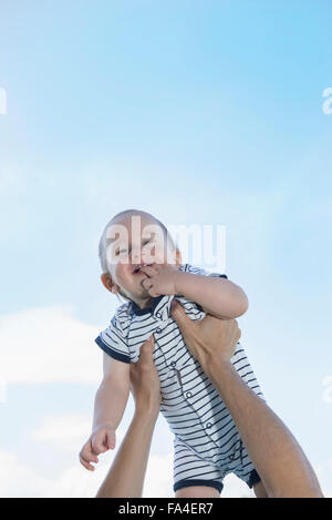 Madre sollevando il suo bambino, Monaco di Baviera, Germania Foto Stock