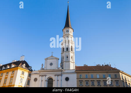 Chiesa di San Michele in giornata soleggiata. Vienna, Austria Foto Stock