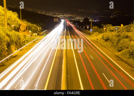 Il traffico autostradale di notte - una lunga esposizione auto luci su strada