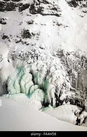 Congelati Cascate Gullfoss, con grandi ghiaccioli e formazioni di ghiaccio, in una limpida giornata invernale. Fiume Hvítá, Golden Circle, Islanda Foto Stock