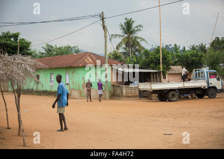 Scena di vicinato - Fotobi villaggio, a sud-est del Ghana. Foto Stock