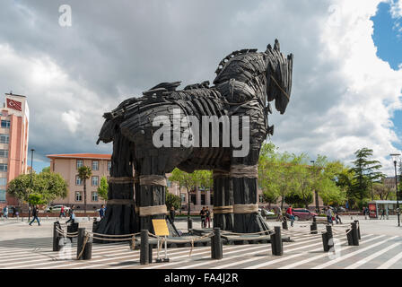 La popolazione locale e i turisti a piedi vicino il film-famoso cavallo di Troia sul Aprile 19, 2014 in Canakkale, Turchia. Foto Stock