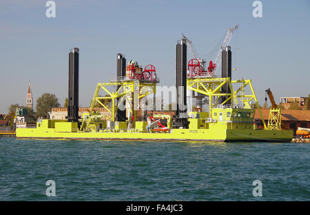 Venezia di colore giallo brillante specialista nave MOSE HO Foto Stock