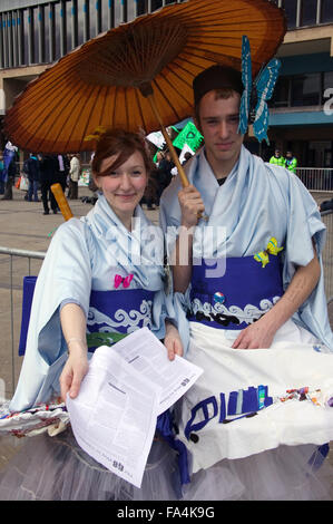 Amici della Terra Sostenitori indossando kimono improvvisati durante la protesta, Foto Stock