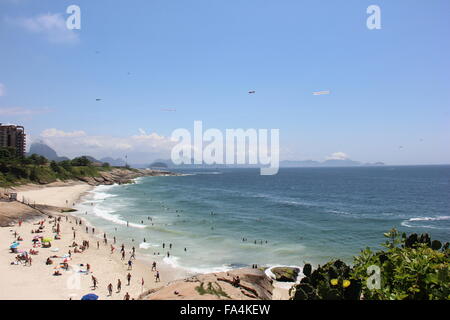 Rio de Janeiro, Brasile, 20 Dicembre 2015: con calore nell'intervallo di 30-35 gradi Celsius, la gente del posto e i turisti hanno affollato le spiagge del sud della città e ci siamo goduti il mare acque limpide e pulite e hanno approfittato della soleggiata domenica. Copacabana, Ipanema, Leblon e Arpoador sono le spiagge preferite. Foto Stock