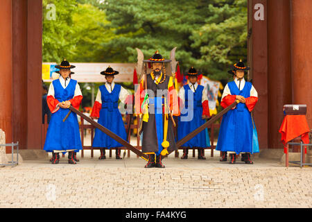 Le guardie armate in tradizionale costume in piedi presso la porta di ingresso del Palazzo Deoksugung, un punto di riferimento turistico Foto Stock
