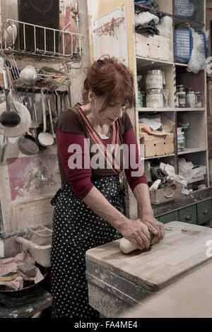 Potter femmina di argilla per impastare sul banco di lavoro, Baviera, Germania Foto Stock