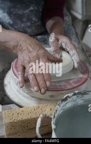 Close-up di potter femmina creta in officina, Baviera, Germania Foto Stock