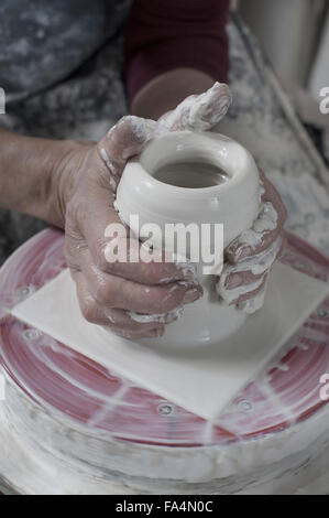 Close-up di potter femmina creta in officina, Baviera, Germania Foto Stock