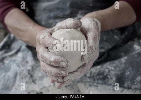 Close-up della femmina del potter mano azienda argilla, Baviera, Germania Foto Stock