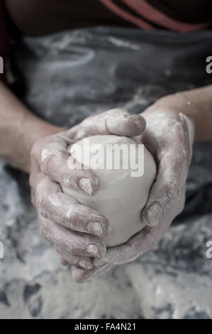 Close-up della femmina del potter mano azienda argilla, Baviera, Germania Foto Stock