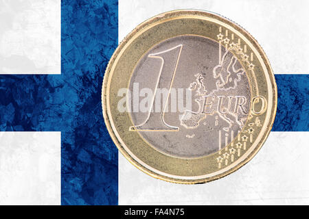 Faccia comune di un euro moneta dalla Finlandia isolato sulla nazionale bandiera finlandese come sfondo Foto Stock