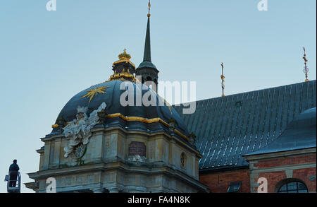 Un uomo su un cherry picker Riddarholmskyrkan isola di Riddarholmen Stoccolma Svezia Scandinavia Foto Stock