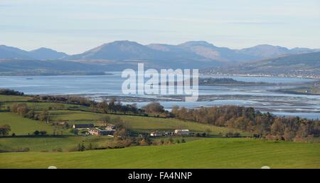Vista nord da Langbank sul fiume Clyde di Ardmore, Helensburgh e Gare Loch nel sud-ovest della Scozia, Regno Unito Foto Stock