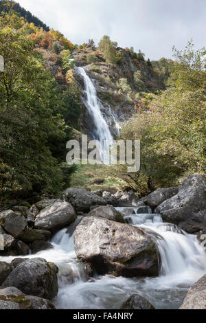 Basso angolo vista della cascata di Parcines, Merano, Alto Adige, Italia Foto Stock