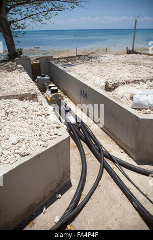 Sotto-mare cavo di potenza emergente sulle rive di Zanzibar dal continente, Tanzania Africa Orientale. Foto Stock