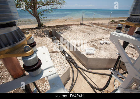 Sotto-mare cavo di potenza emergente sulle rive di Zanzibar dal continente, Tanzania Africa Orientale. Foto Stock