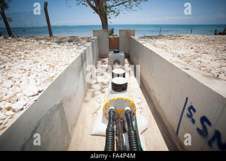 Sotto-mare cavo di potenza emergente sulle rive di Zanzibar dal continente, Tanzania Africa Orientale. Foto Stock