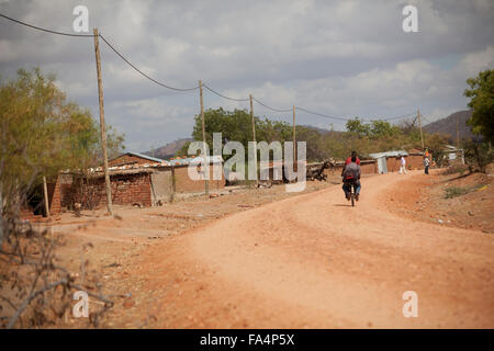 Stringa di lavoratori nuovi cavi di alimentazione in un villaggio rurale vicino a Dodoma, Tanzania Africa Orientale. Foto Stock