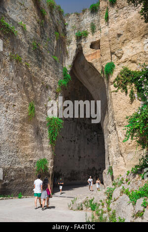 Orecchio di Dionigi sicilia, turisti entrare la grotta conosciuta come l Orecchio di Dionisio nel parco archeologico di Siracusa,Sicilia. Foto Stock