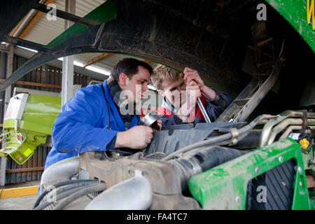 Formazione pratica per la meccatronica. Insegnamento istruttore spiega un trattore. Foto Stock