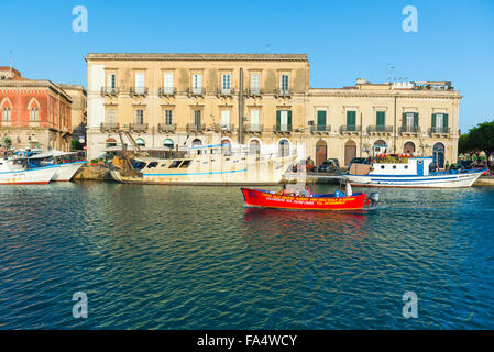 Porto di Ortigia Sicilia, vista delle barche ormeggiate sul canale di Darsena, una stretta insenatura che separa Ortigia (Ortigia) da Siracusa, Sicilia. Foto Stock