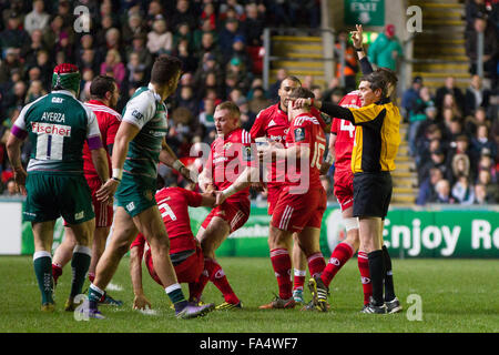 Leicester, Inghilterra, 20th, dicembre, 2015. ERCC Leicester v Munster arbitro Jerome Garces in azione. Foto Stock