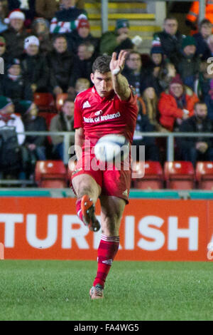 Leicester, Inghilterra, 20th, dicembre, 2015. Munsters Ian Keatley calci per touch. ERCC Leicester v Munster Foto Stock