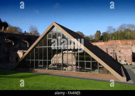 Antico altoforno a Museo del Ferro Coalbrookdale England Regno Unito gestito da Ironbridge Gorge Museum Trust Foto Stock