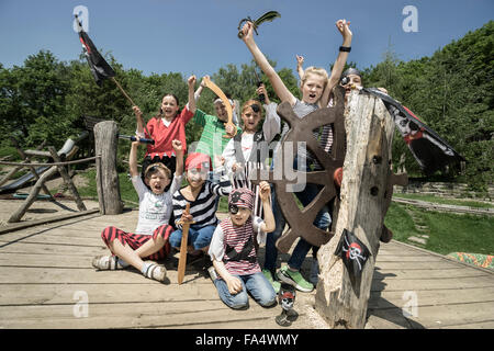 Un gruppo di bambini che giocano su una nave pirata nel parco giochi avventura, Baviera, Germania Foto Stock