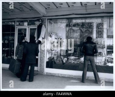 1981 - Turco addio alla American Bazar. A Istanbul il lungomare, e ad altri siti di occupato ad Istanbul ed Ankara, fino a quando le autorità turche a pochi giorni fa ha avviato l'applicazione della nuova legge che vieta di visualizzazione pubblica o la vendita di articoli di lusso o di prodotti di origine straniera, tristemente noto cosiddetto American bazar erano alba al crepuscolo sbocchi per un sultano il riscatto di astronomicamente gonfio prodotti non fabbricati localmente, da cravatte per la vendita a prezzi vale 30 dollari ciascuno per vasetti di Maxwell House caffè a 20 dollari l'elemento. Un made in U.S.A. coorkcrew andato per l'equivalente di .50, il famoso marchio-c Foto Stock