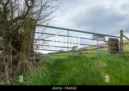 Un terreno privato di segno. Nessun diritto di modo segno su una fattoria, Derbyshire, Peak District, England, Regno Unito Foto Stock