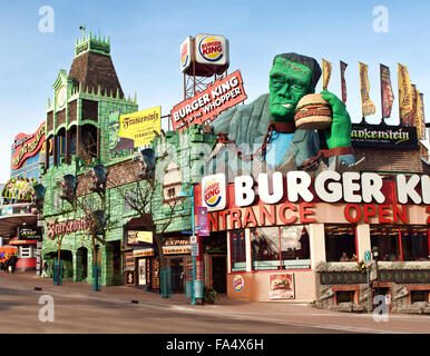 Cascate del Niagara; Ontario; Canada; Dicembre, 20,2015. Ripley's spostando il teatro e la casa di Frakenstein accanto a un Burger King in dow Foto Stock