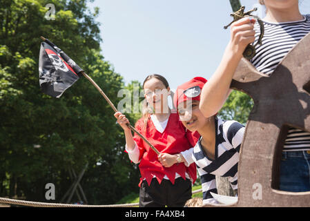 Le ragazze a giocare il gioco dei pirati nel parco giochi avventura, Baviera, Germania Foto Stock