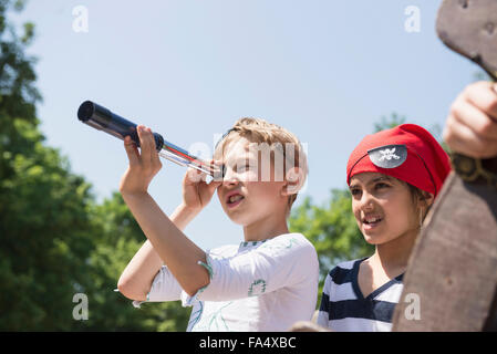 I bambini giocando il gioco dei pirati nel parco giochi avventura, Baviera, Germania Foto Stock