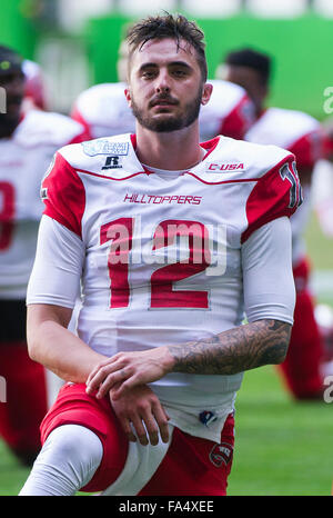 Miami, Florida, Stati Uniti d'America. Dec. xxi Dec, 2015. Western Kentucky quarterback Brandon Doughty (12) tratti prima di iniziare il Miami Beach Bowl contro South Florida Marlins al Park a Miami in Florida il lunedì, 21 dicembre 2015. Nick Wagner/CSM/Alamy Live News Foto Stock