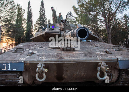 Gerusalemme, Medio Oriente. Il 21 dicembre, 2015. Soldati israeliani stand sulla parte superiore di un serbatoio di Merkava distribuito nei pressi del confine israelo-palestinese, 21 dicembre 2015. Tre razzi sono stati sparati dal Libano in Israele la regione nordoccidentale domenica, ore seguenti l'apparente assassinio di un top Hezbollah libanesi leader militare. Credito: Xinhua/Alamy Live News Foto Stock