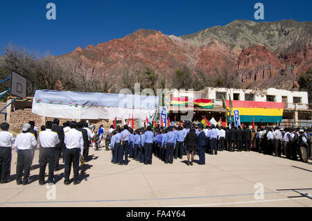 Gli spettatori, musicisti, capi di governo al 500 anno celebrazione di Luribay, Bolivia, un piccolo villaggio boliviano, Sud America Foto Stock