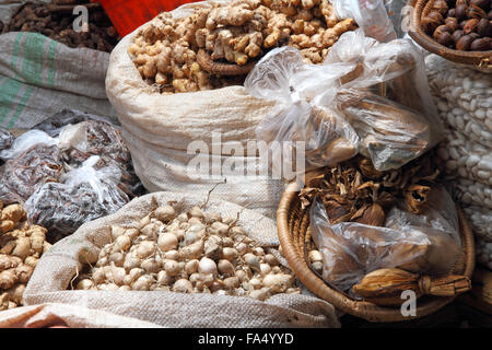 Sacchetti di cottura di spezie e aromatici in un mercato africano. Sono Seens zenzero, aglio, noci, cipolle. Foto Stock