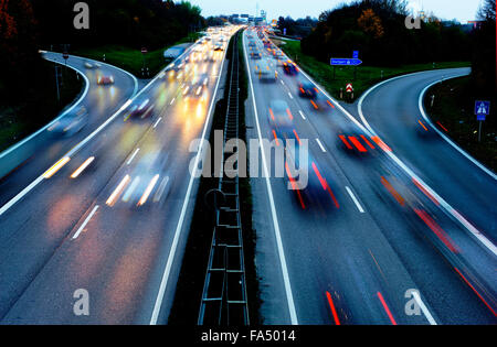 Auto su autostrada Autobahn in Germania ad alta velocità di notte Foto Stock