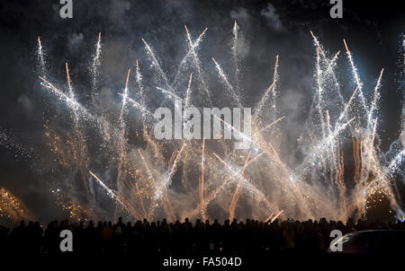 Brighton, Sussex, Regno Unito. Il 21 dicembre, 2015. Migliaia di persone in linea il lungomare per guardare i fuochi d'artificio climax per la masterizzazione orologi il solstizio d'inverno sfilata in Brighton questa sera . La masterizzazione di orologi è un solstizio d'inverno festival che si svolge ogni anno in Brighton organizzato dallo stesso cielo gruppo di arti ed è stato avviato nel 1993 Credit: Simon Dack/Alamy Live News Foto Stock