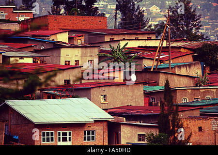Colorate case in collina a Kigali, Ruanda filtro retrò Foto Stock