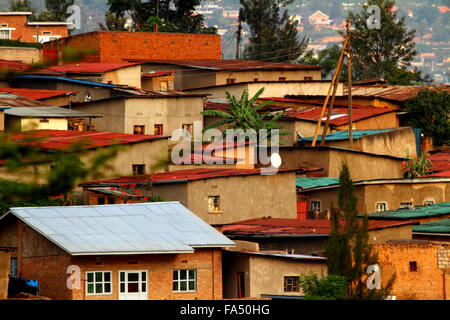 Colorate case in collina a Kigali, Ruanda Foto Stock