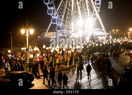 Brighton, Regno Unito. Il 21 dicembre, 2015. La masterizzazione di orologi è una comunità evento creato per contrassegnare il giorno più corto dell'anno, il solstizio d'inverno. I partecipanti, circa 1500 di loro, fanno la propria carta e lanterne di salice che sfilano attraverso la città concuding con un falò sulla spiaggia di Brighton. Credito: Scott Hortop / Alamy Live News Foto Stock