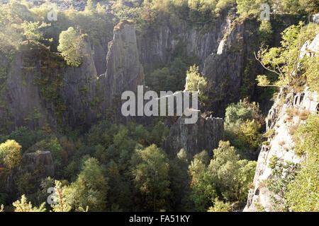 La struttura di pavimento coperto di Glyn Rhonwy cava a Llanberis, Gwynedd, Galles del Nord, Regno Unito Foto Stock