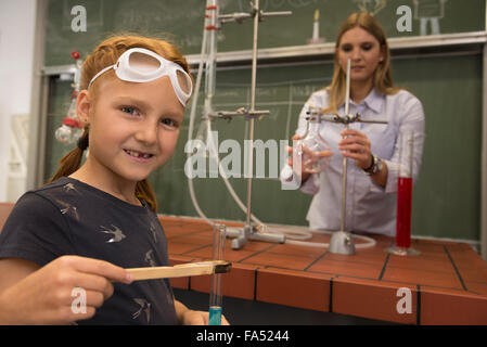 School girl con insegnante facendo esperimenti di chimica classe, Fürstenfeldbruck, Baviera, Germania Foto Stock