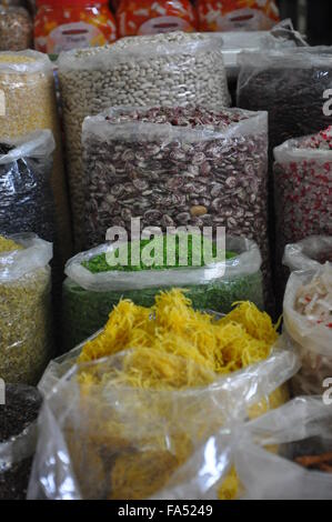 Sacchetti di erbe e spezie nel mercato del Vietnam Foto Stock