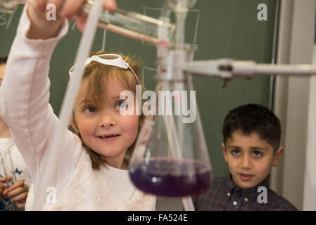 Gli studenti della scuola di liquido di miscelazione in chimica classe, Fürstenfeldbruck, Baviera, Germania Foto Stock