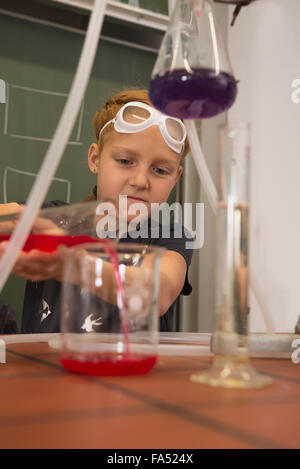 School girl liquido di miscelazione in chimica classe, Fürstenfeldbruck, Baviera, Germania Foto Stock