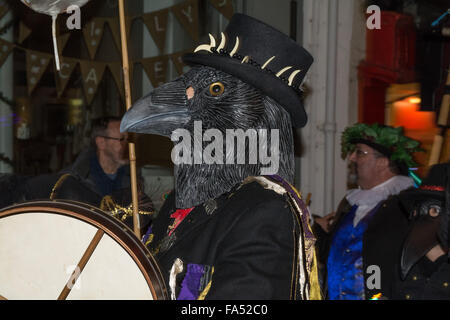 Penzance, Cornwall, Regno Unito. Il 21 dicembre 2015. Il Montol Festival si tiene il 21 di dicembre di ogni anno si svolge la data della festa di San Tommaso apostolo e il solstizio d'inverno. Il festival si ravviva molte tradizionali Cornish doganale, compreso il pretesto dancing - feste in maschera, guidati dal signore di malgoverno. Credito: Simon Maycock/Alamy Live News Foto Stock